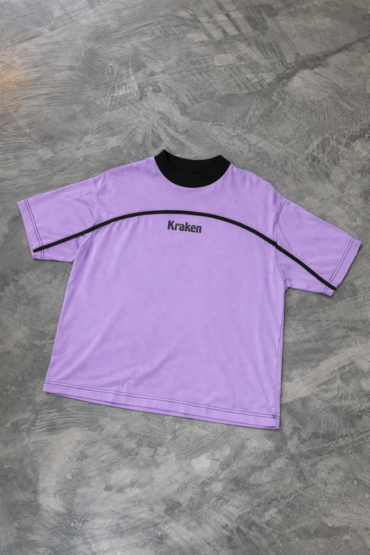 Remera con vivo lila y negro