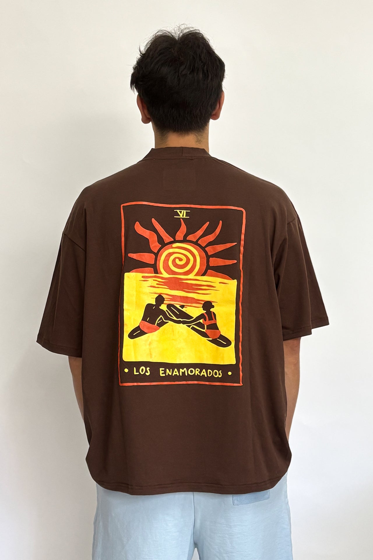 Remera chocolate Los Enamorados x RoRo