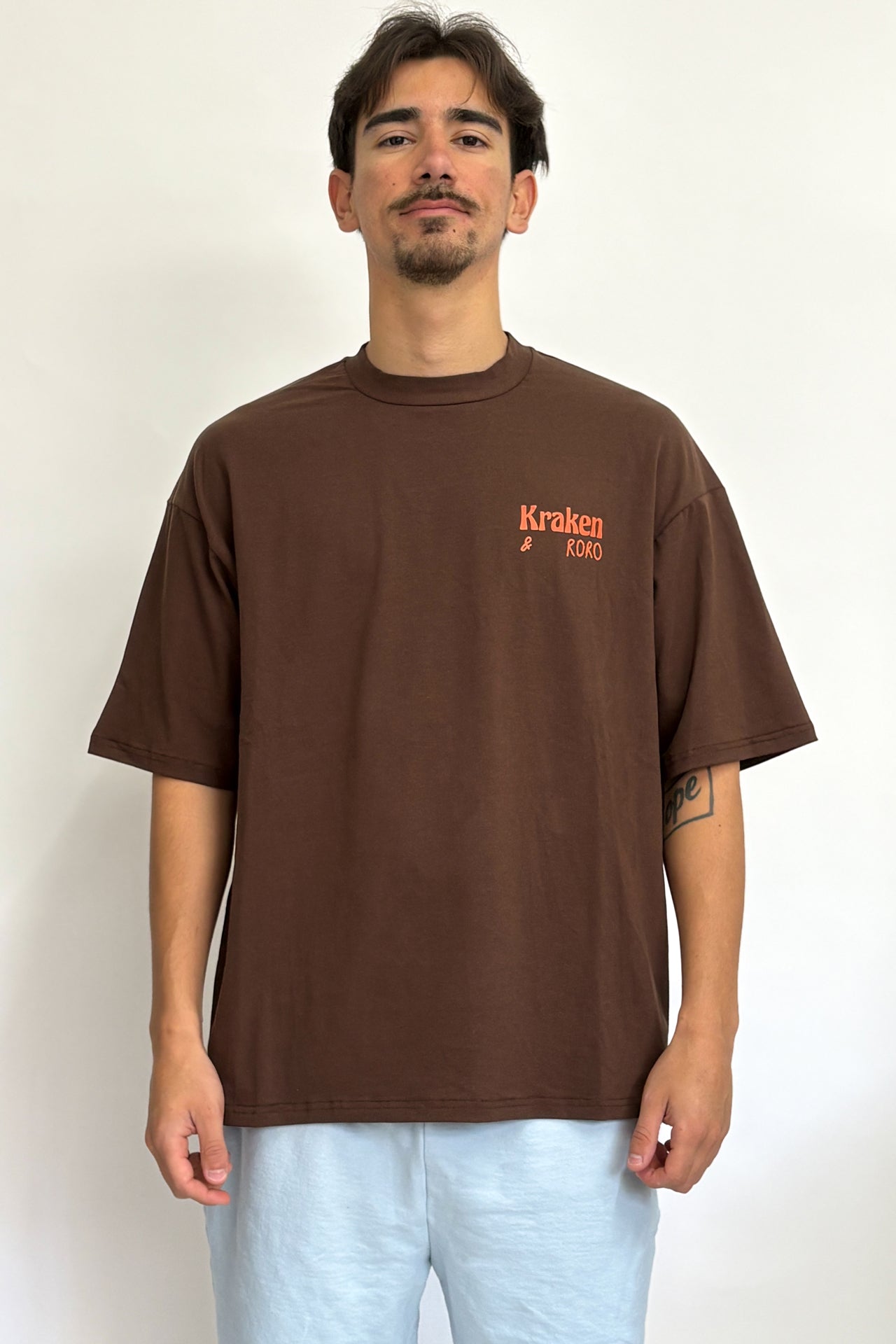 Remera chocolate Los Enamorados x RoRo