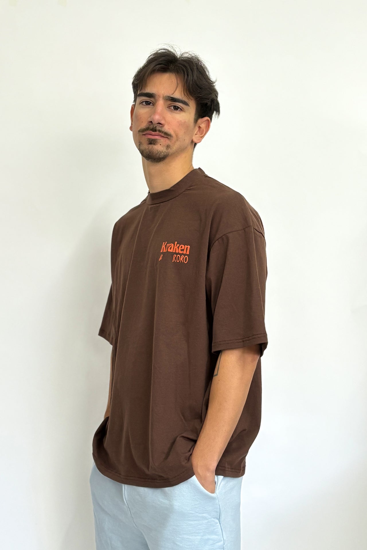 Remera chocolate Los Enamorados x RoRo