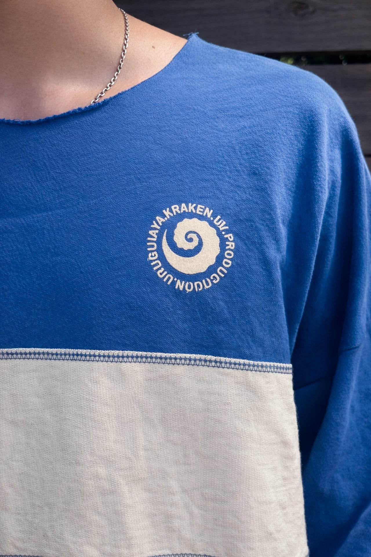 Poncho manga 3/4 azul y crudo